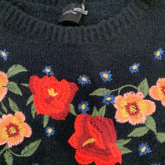 Large Wool blend sweater. Beautiful detail work - Picture 7 of 13